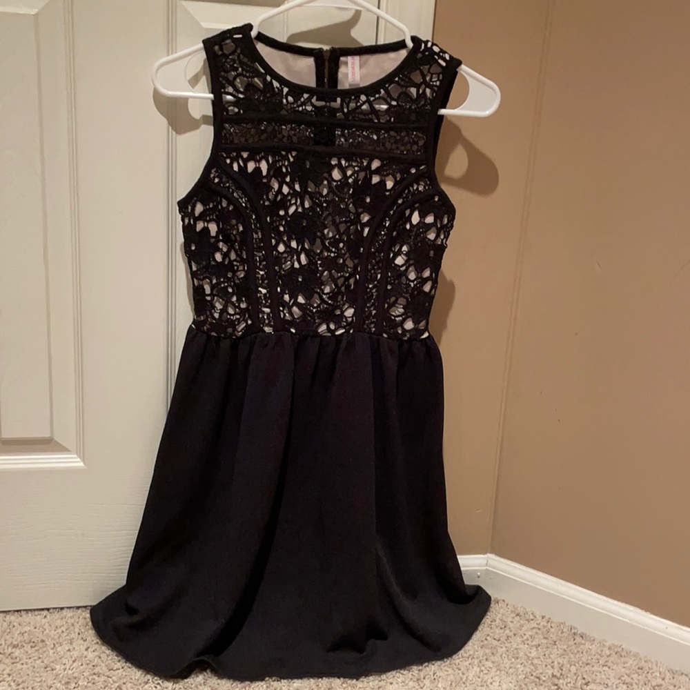 Women’s black and cream lace dress